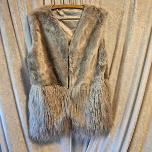 Chic Faux Fur Vest in Light Gray